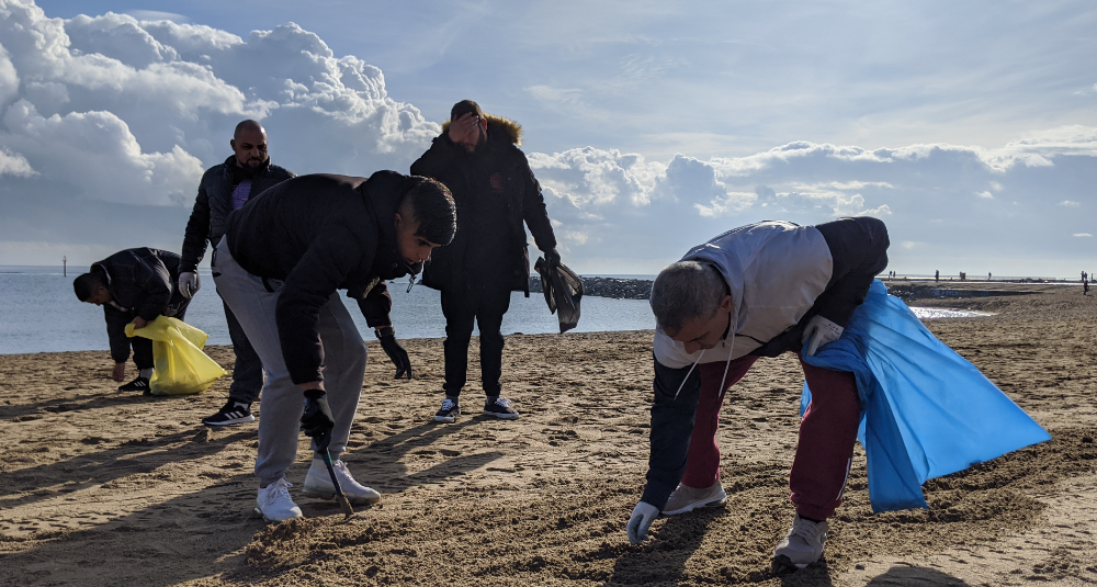 voluntaris recollint la platja del somorrostro