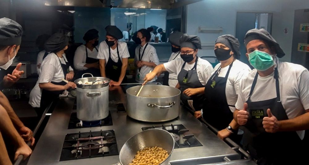 persones participants del curs d'auxiliar de cuina a la cuina de l’escola d’Hosteleria